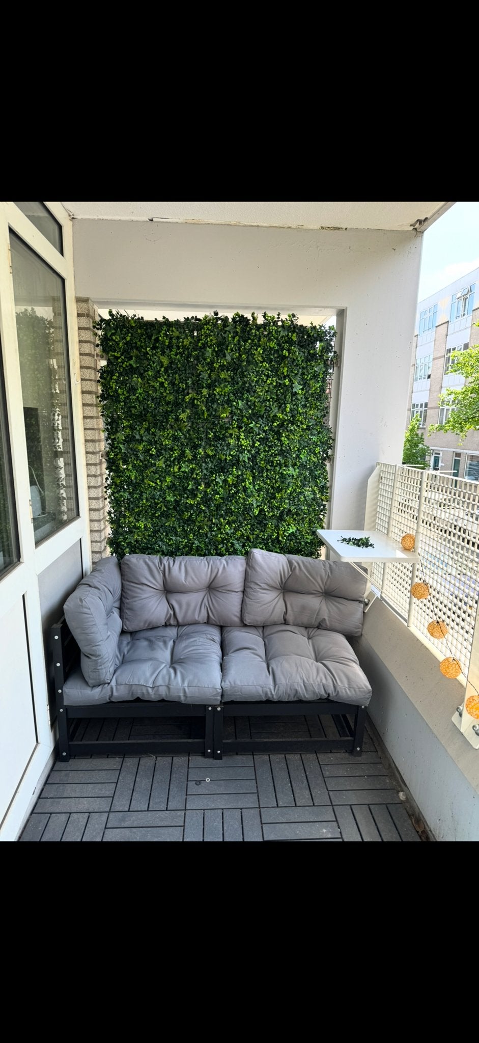 Hardhouten bankje met groene nep planten achterwand, Ophalen, Gebruikt, Hout