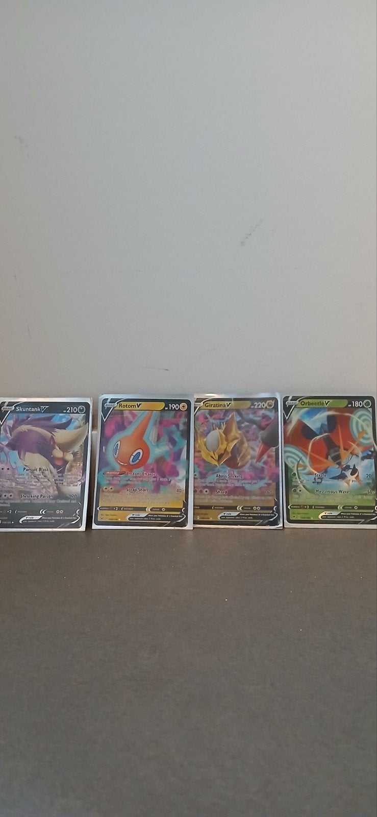 Pokémon V Kaarten: Skuntank, Rotom, Giratina, Orbeetle, Ophalen of Verzenden, Zo goed als nieuw, Meerdere kaarten