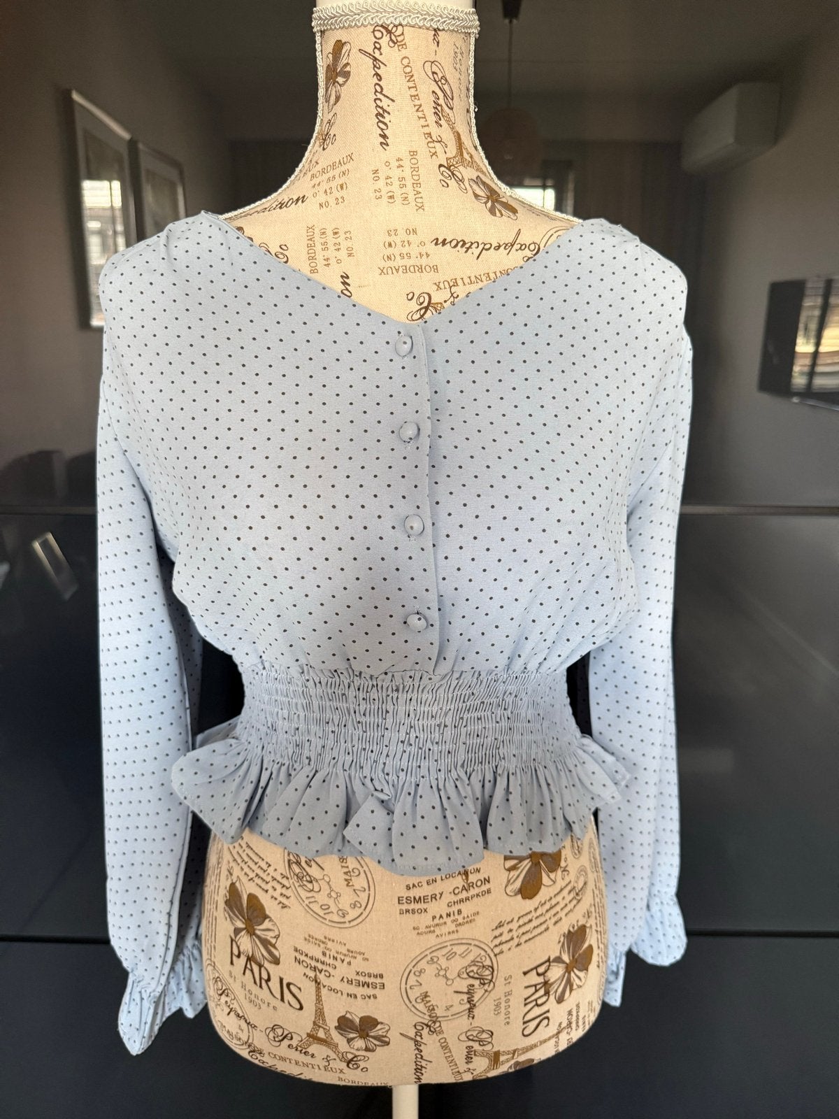 Lichtblauwe blouse met stippen en smock detail, Ophalen of Verzenden, Zo goed als nieuw, Maat 38/40 (M), Blauw