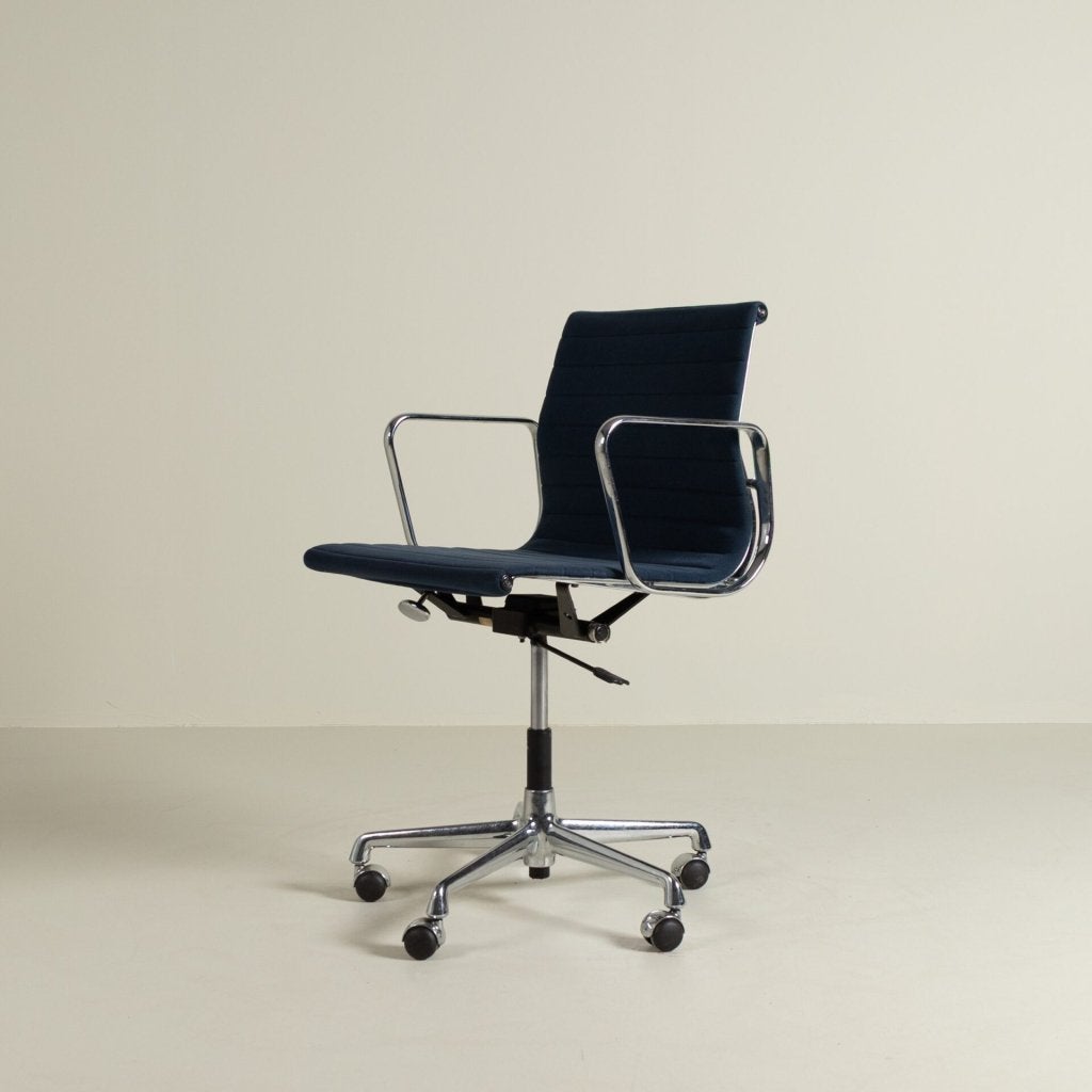 Vitra Eames EA117 Bureaustoel Blauw Stof - Chroom, Niet ingevuld, Blauw, Niet ingevuld, Zo goed als nieuw