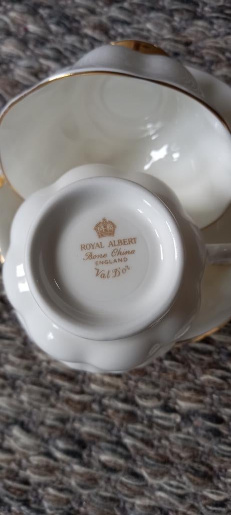 6 kop en schotels Royal Albert Bon China england Val D'Or, Ophalen, Nieuw, Porselein, Kop en/of schotel