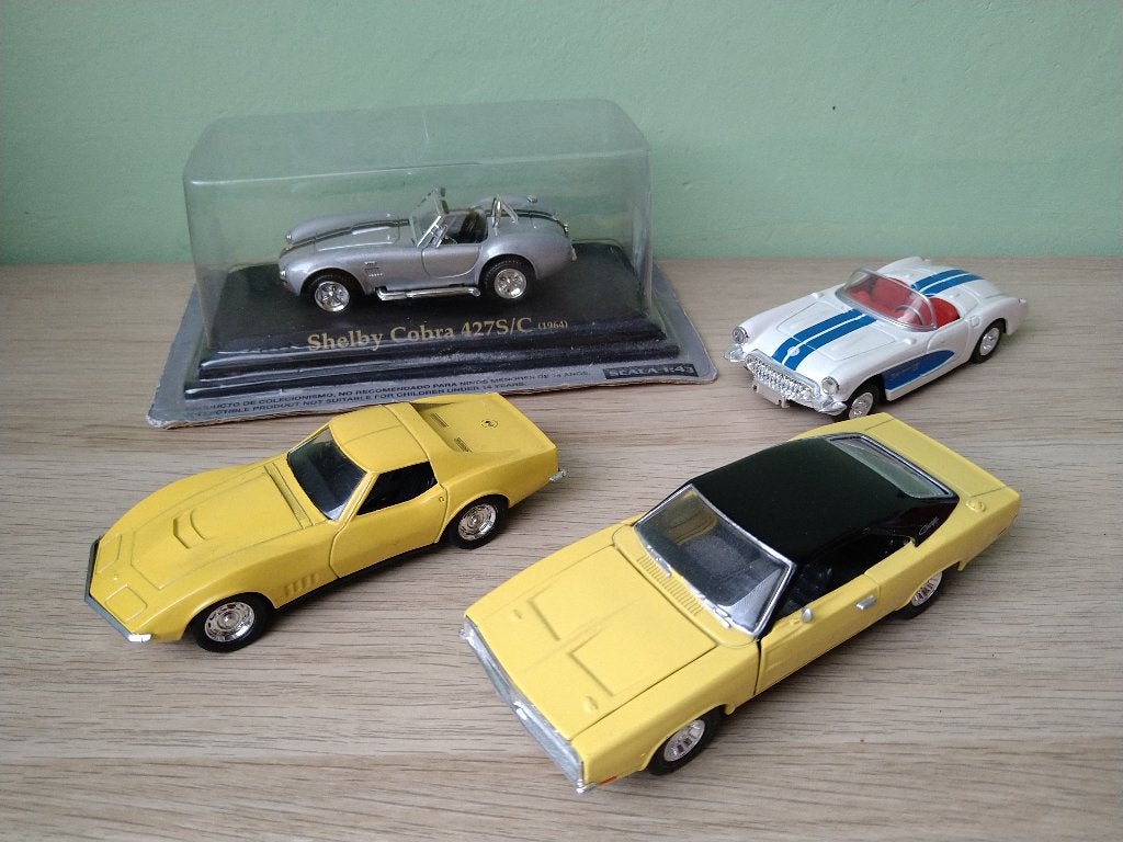 Chevrolet Corvette C1+C3 Dodge Charger en Shelby Cobra 1:43, Hobby en Vrije tijd, Modelauto's | 1:43, Ophalen of Verzenden, Zo goed als nieuw
