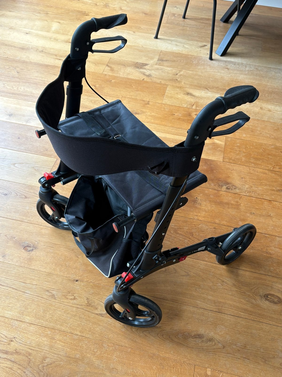 Opvouwbare rollator met zitje en boodschappentas, Ophalen, Opvouwbaar, Zo goed als nieuw