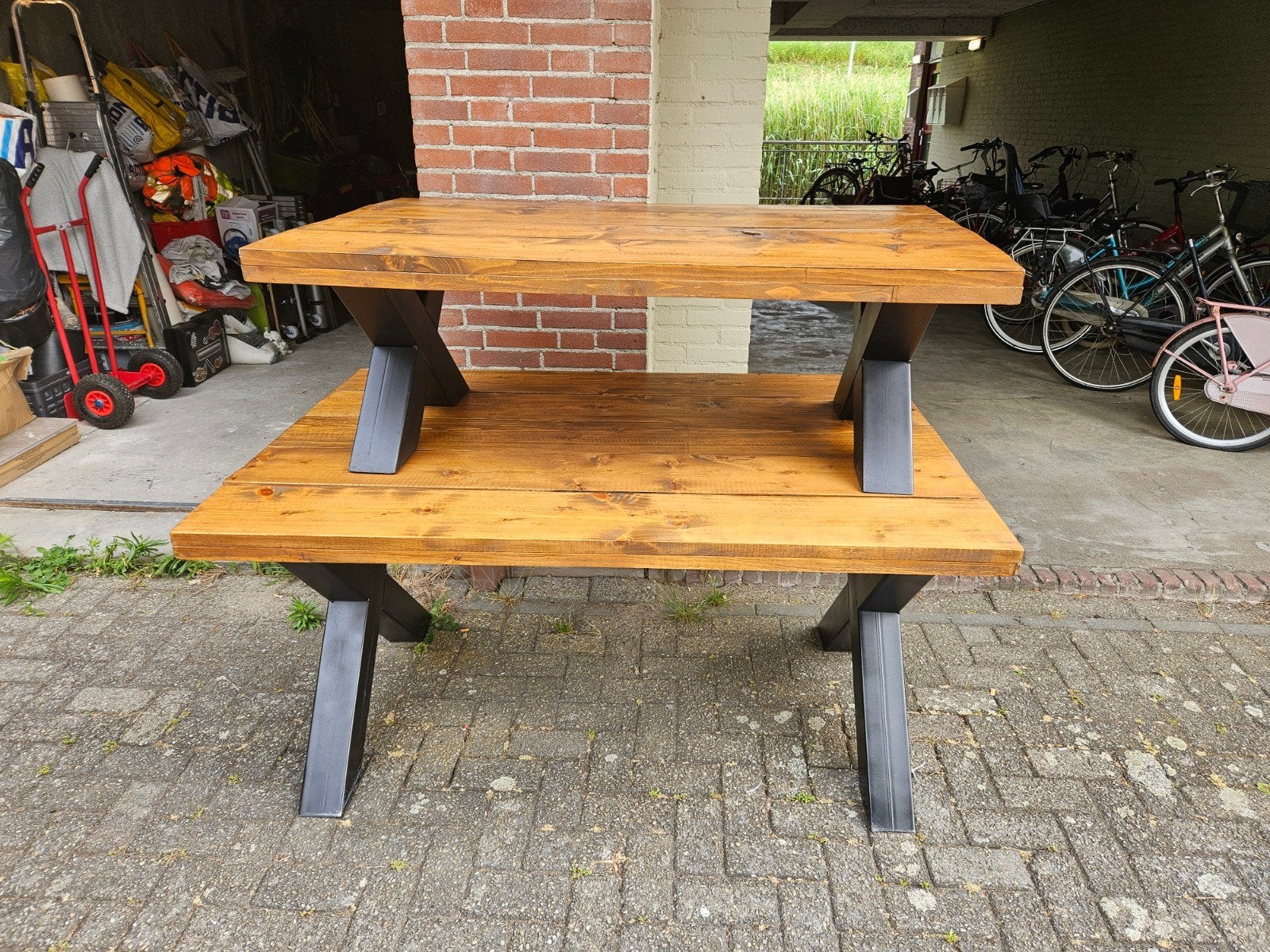 Robuuste houten tafel met metalen onderstel, Overige houtsoorten, Zo goed als nieuw, 150 tot 200 cm, Vier personen