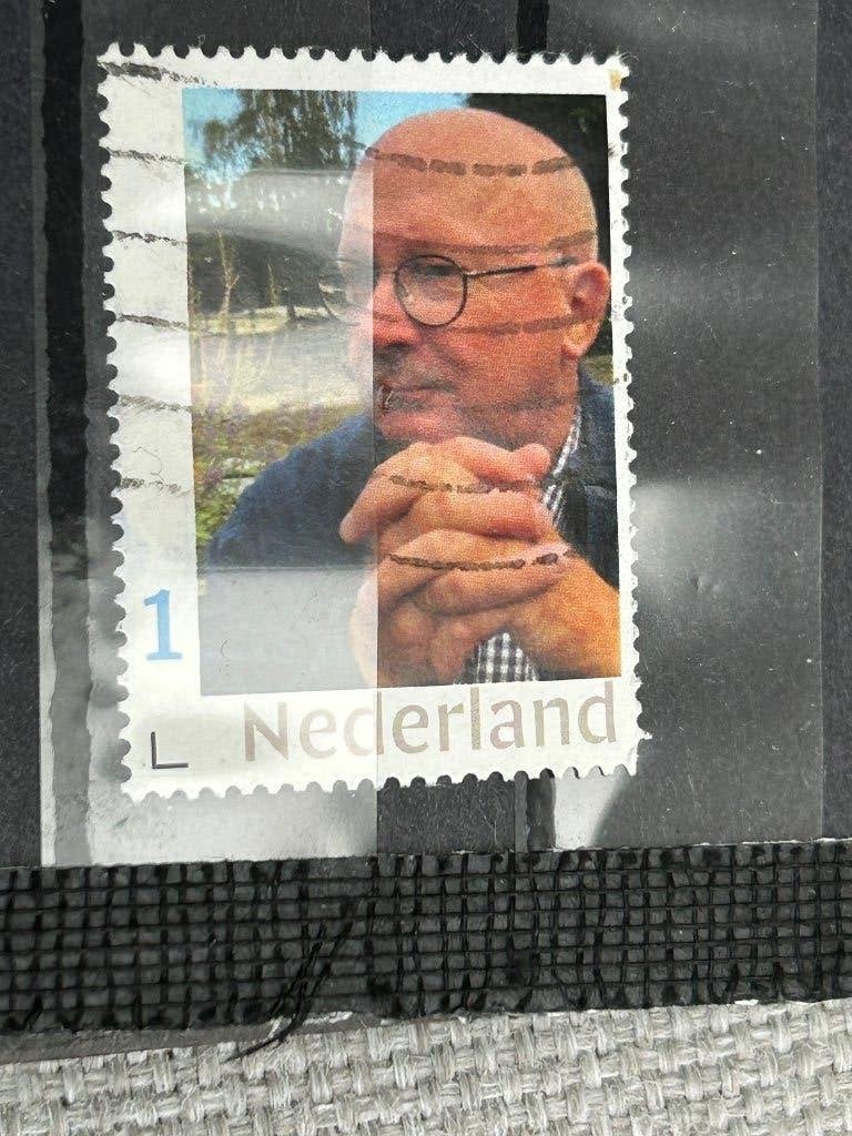 Persoonlijke zegel. Oudere heer met bril., Postzegels en Munten, Postzegels | Nederland, Ophalen of Verzenden, Na 1940, Gestempeld