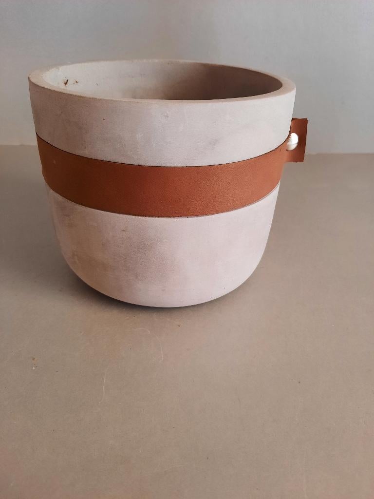 Bloempot Aardewerk met een lederen bandje, Tuin en Terras, Bloempotten, N.v.t., Rond, Binnen, Ophalen of Verzenden