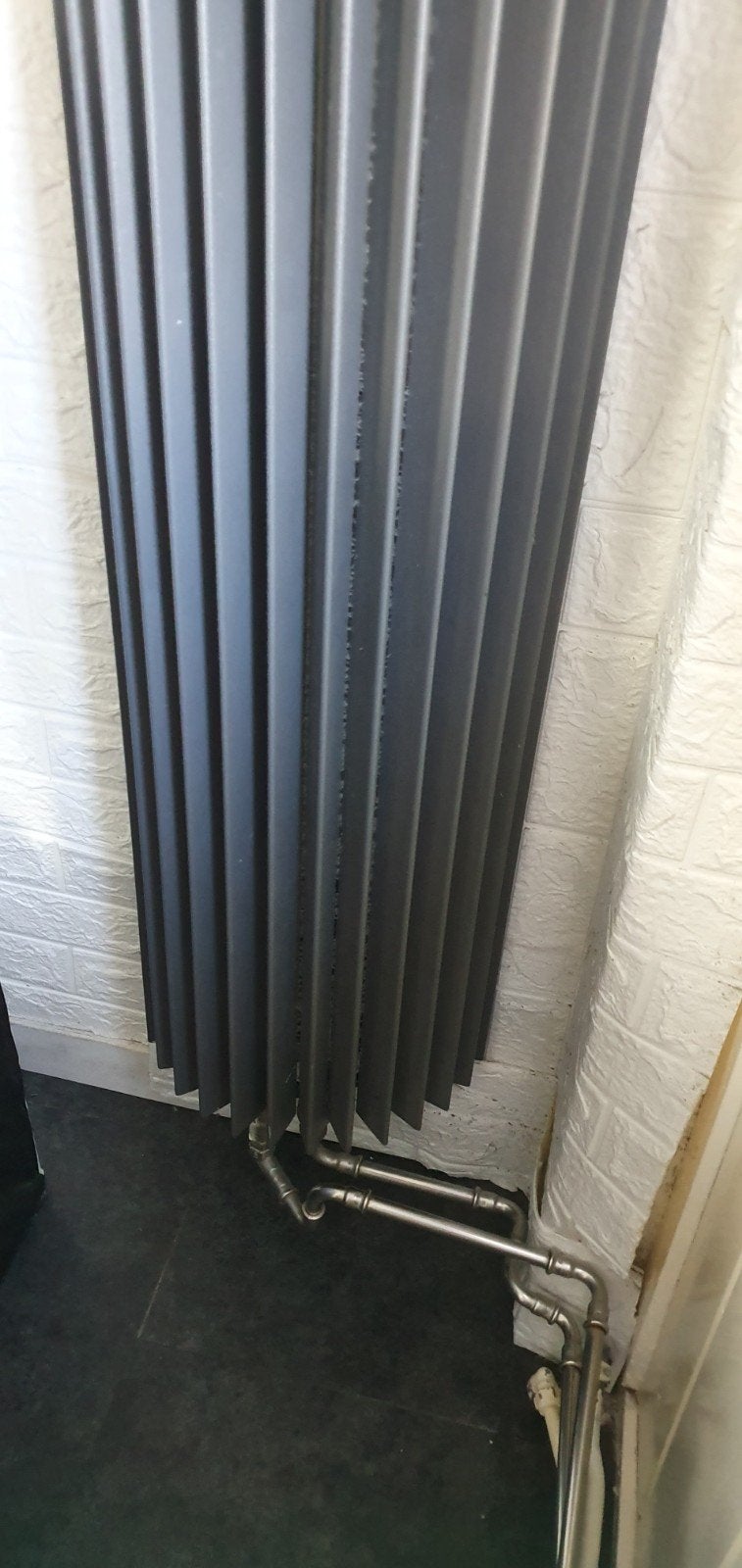 Moderne verticale radiator - Antraciet te koop, Gebruikt, Radiator, Minder dan 60 cm, Ophalen of Verzenden