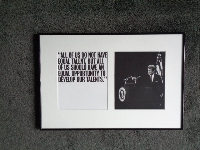 5171-Ingelijste foto president Kennedy + citaat 65 X 44 CM, Ophalen of Verzenden, Zo goed als nieuw