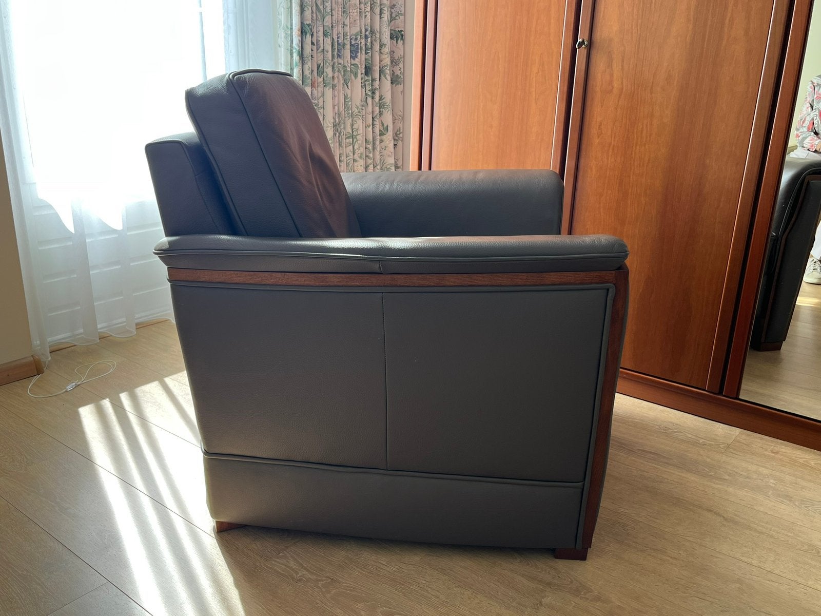 Prachige lederen stoel met houten elementen, Ophalen, Gebruikt, Design, 75 tot 100 cm