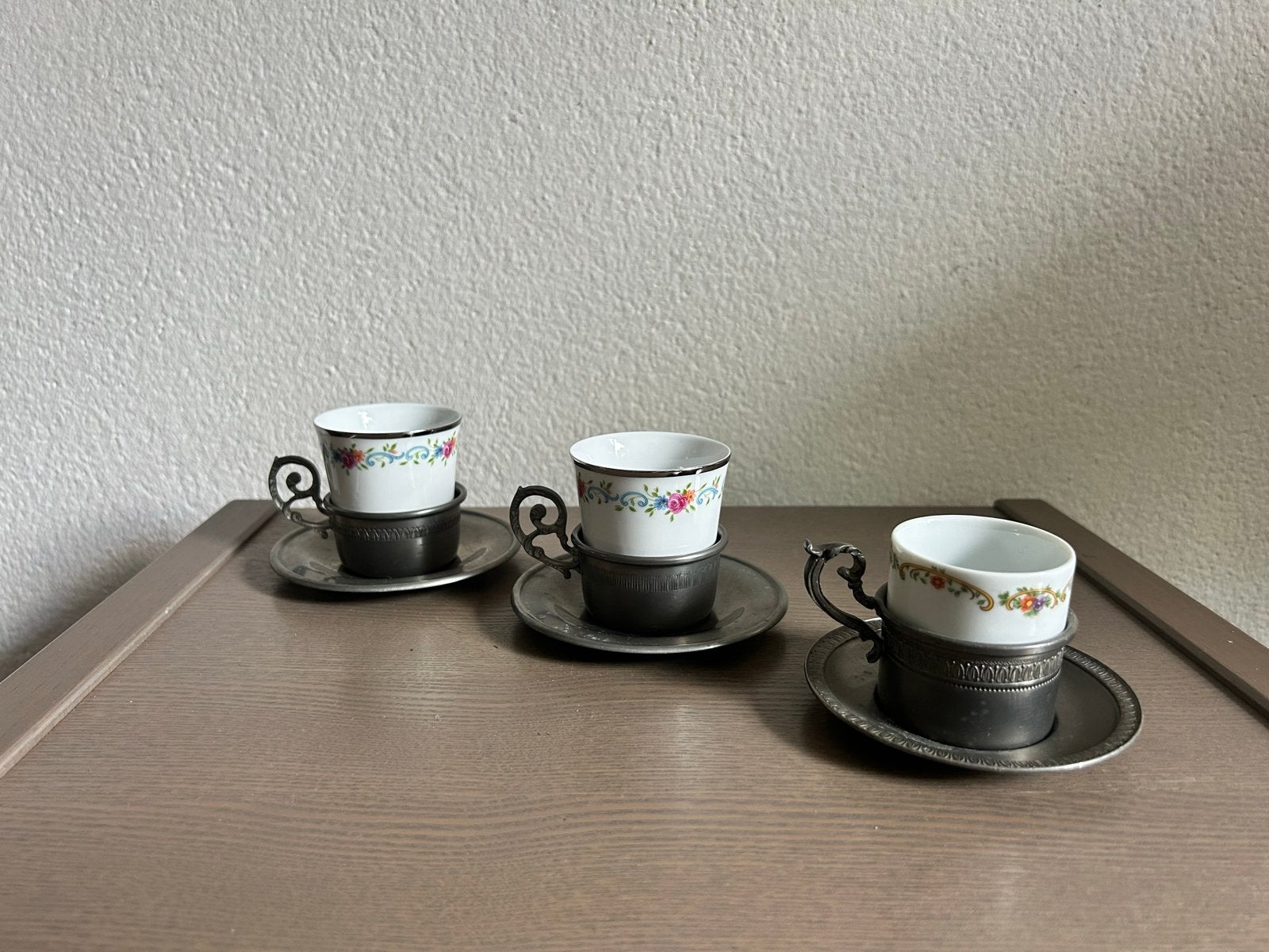 Set van 3 antieke porseleinen kopjes met tinnen houders, Antiek en Kunst, Ophalen