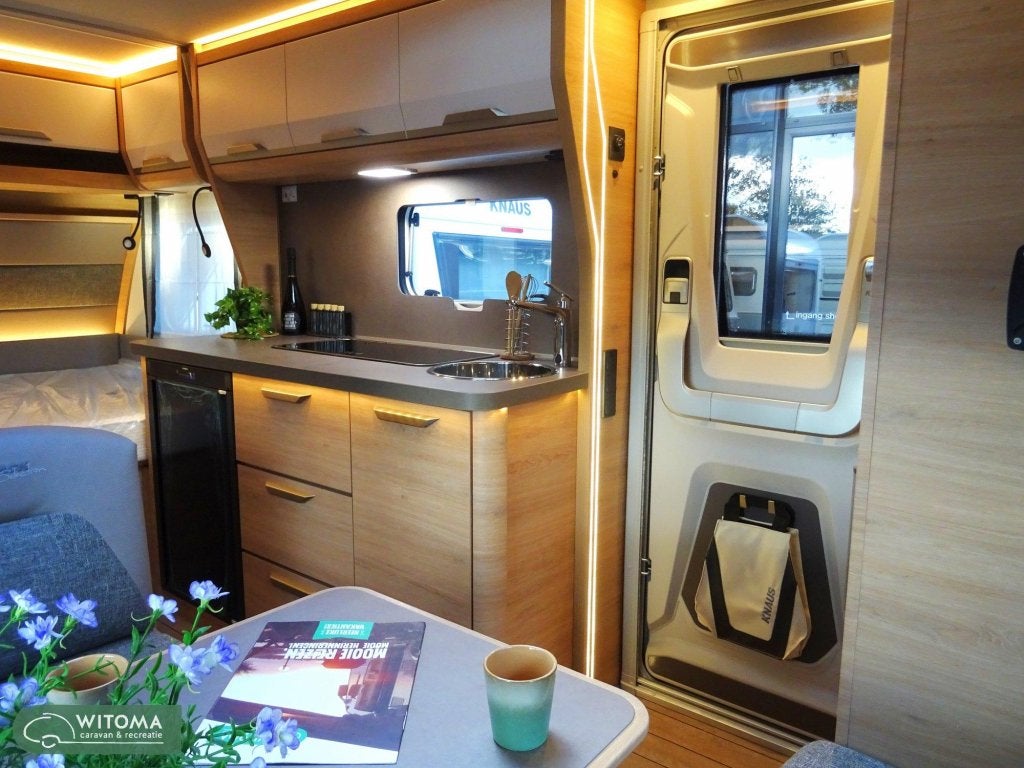 Knaus Sudwind Black Selection 420 QD 50 jaar Witoma voordeel, Caravans en Kamperen, Caravans, Bedrijf, Treinzit, Schokbreker, Knaus