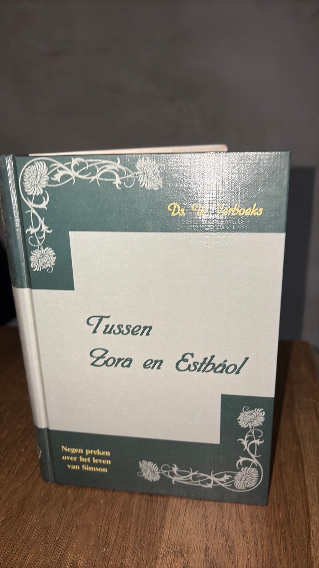 KR-1 Ds W Verhoeks. Tussen Zora en Estháol, Ophalen of Verzenden, Gelezen