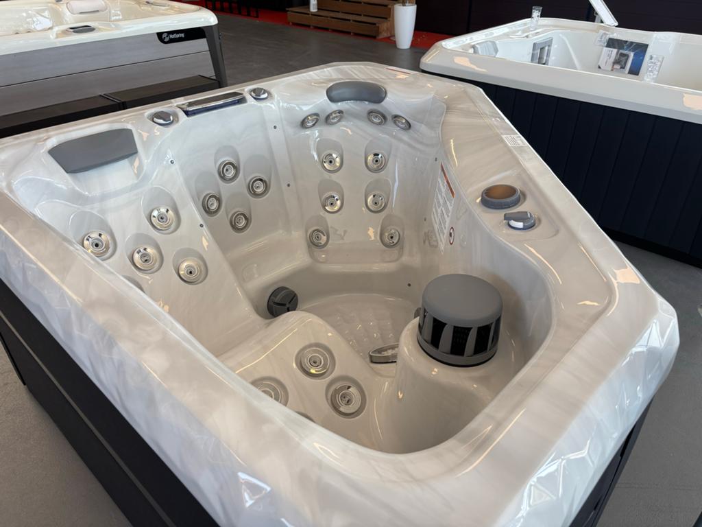 MasterSpa TS 240 Jacuzzi speciaal voor in een hoek, Tuin en Terras, Ophalen, Filter, Nieuw, Inbouw