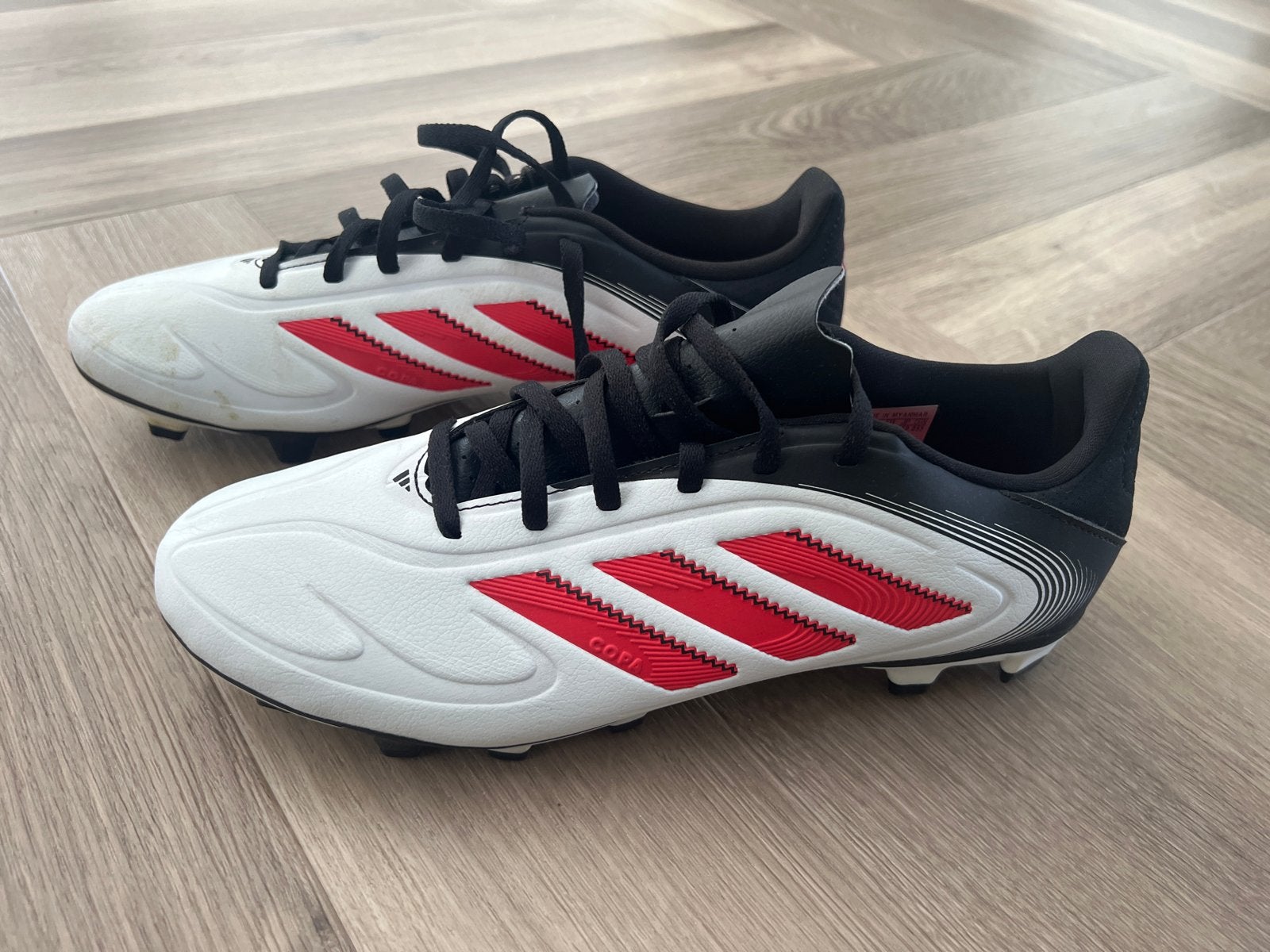 Adidas Copa Voetbalschoenen - Wit/Rood, Maat XS of kleiner, Ophalen, Gebruikt, Schoenen