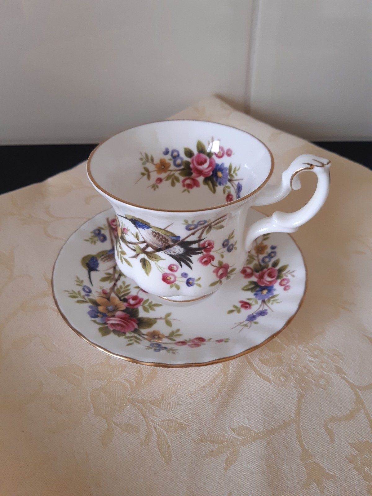 ROYAL ALBERT HUMMING BIRD KOP EN SCHOTEL, Antiek en Kunst, Antiek | Servies los, Ophalen of Verzenden