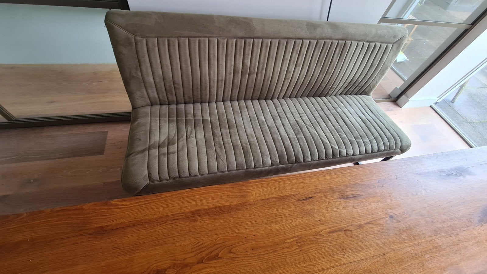 Eettafel bankje groen gestoffeerd met zwart onderstel., Ophalen, Overige materialen, 50 tot 100 cm, Zo goed als nieuw