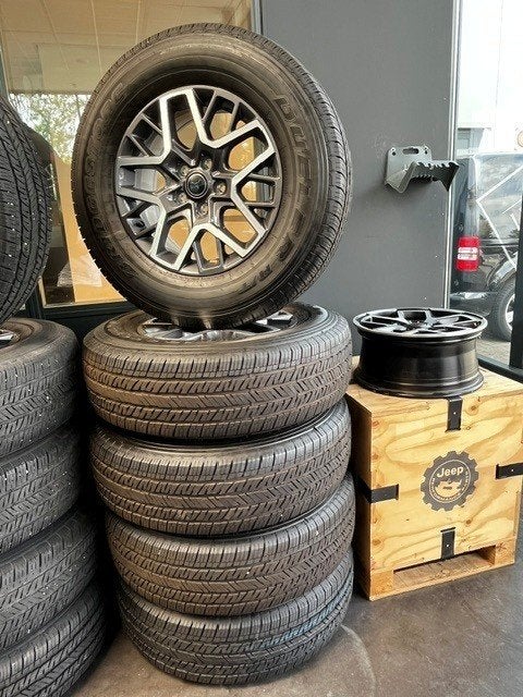 Jeep Wrangler JL originele SAHARA velgen + Bridgestone band, Auto-onderdelen, Banden en Velgen, Ophalen, 18 inch, Gebruikt, 255 mm