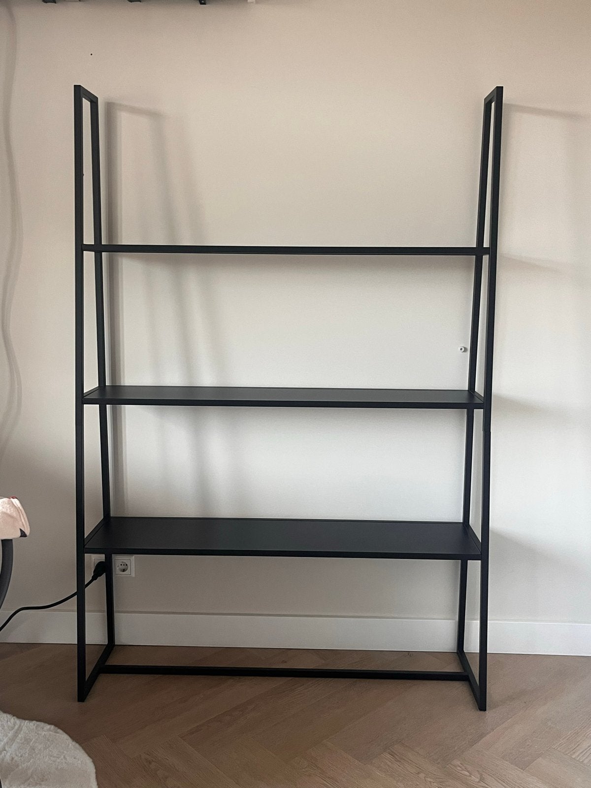 Zwart metalen rek met 3 planken - Modern design, Huis en Inrichting, Kasten | Boekenkasten, Ophalen, Met plank(en), Gebruikt, 100 tot 150 cm