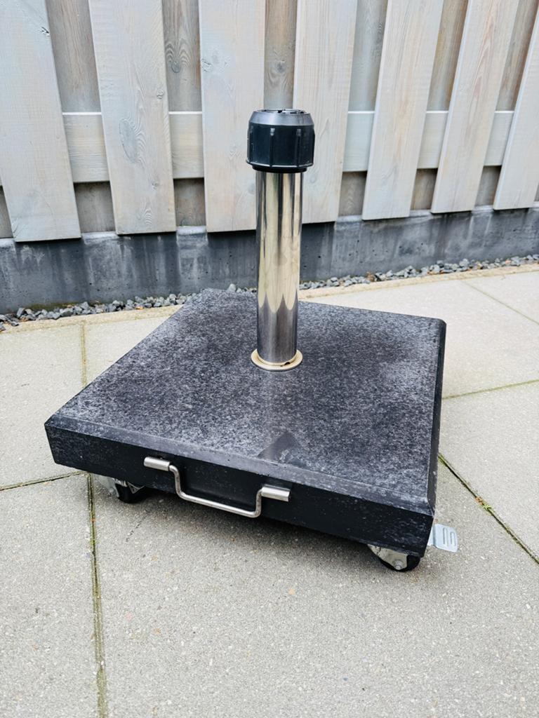 Granieten parasolvoet met wielen en RVS buis, Ophalen, Parasolvoet