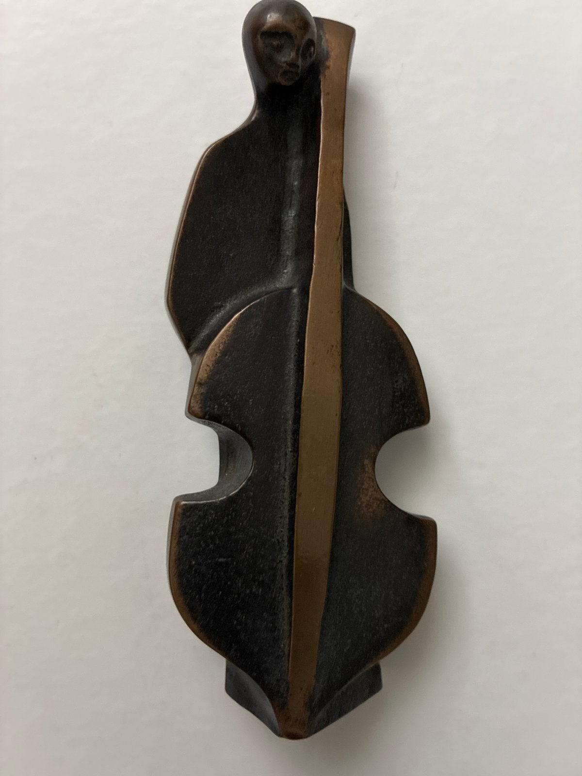 Bronzen beeld: Man met contrabas, Antiek en Kunst, Minder dan 20 cm, Ophalen of Verzenden, Beeld, Bruin