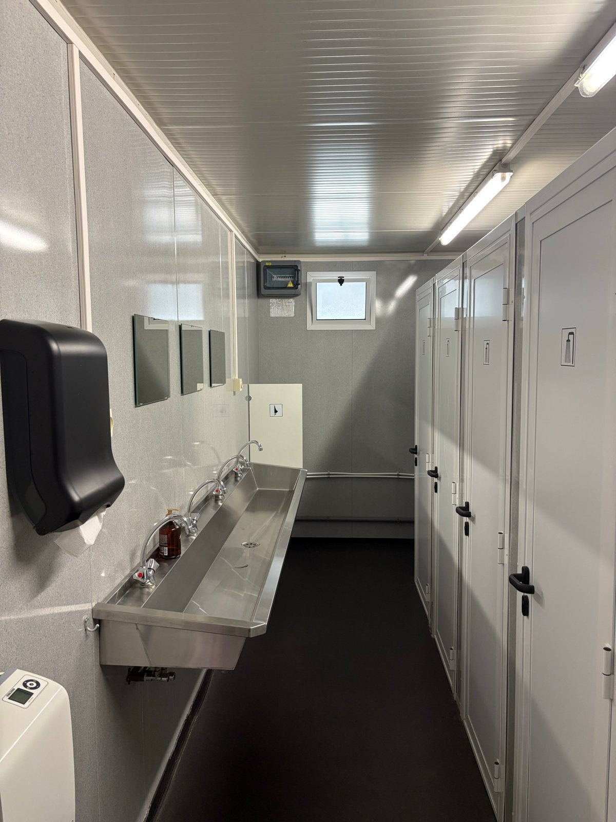 Modulaire sanitaire unit met 6 douches en urinoir, Ophalen
