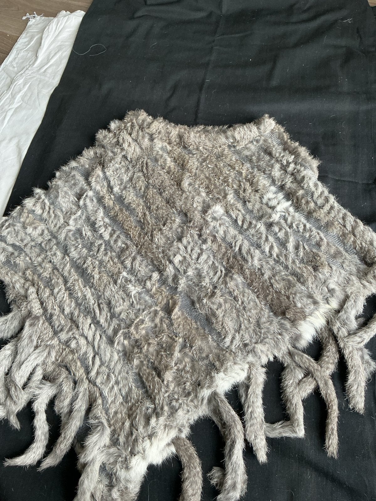 Stijlvolle grijze bontponcho met franjes, Ophalen of Verzenden, Nieuw