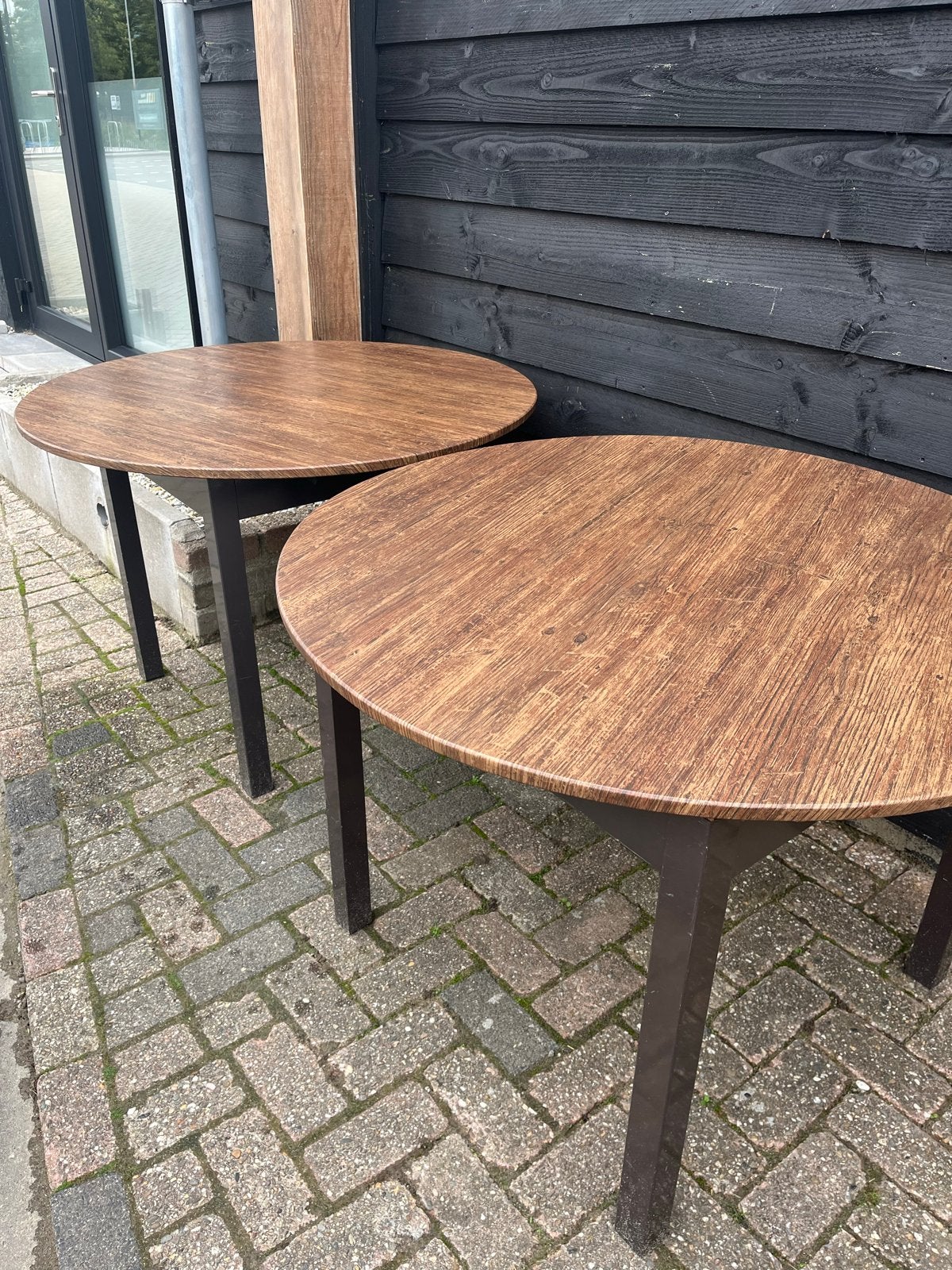 Drie ronde eettafels, Ophalen, Vier personen, Rond, 100 tot 150 cm
