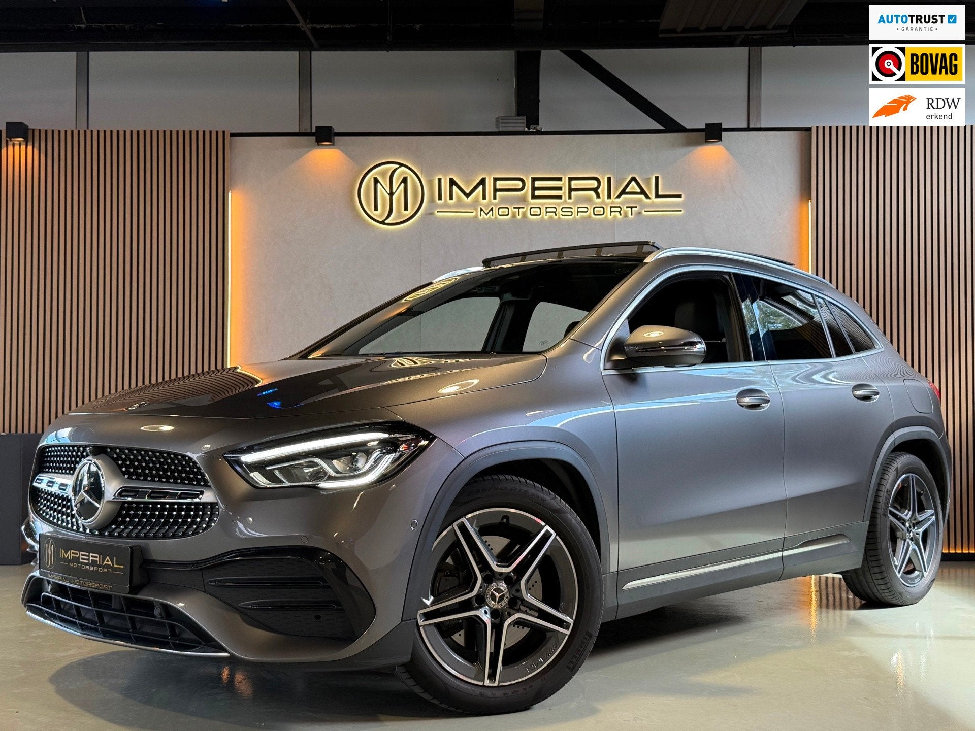 Mercedes-Benz GLA-klasse 250 4MATIC AMG Pano|Burm|Sfeer|Cam, Auto's, Dealer onderhouden, Gebruikt, 4 cilinders, Leder