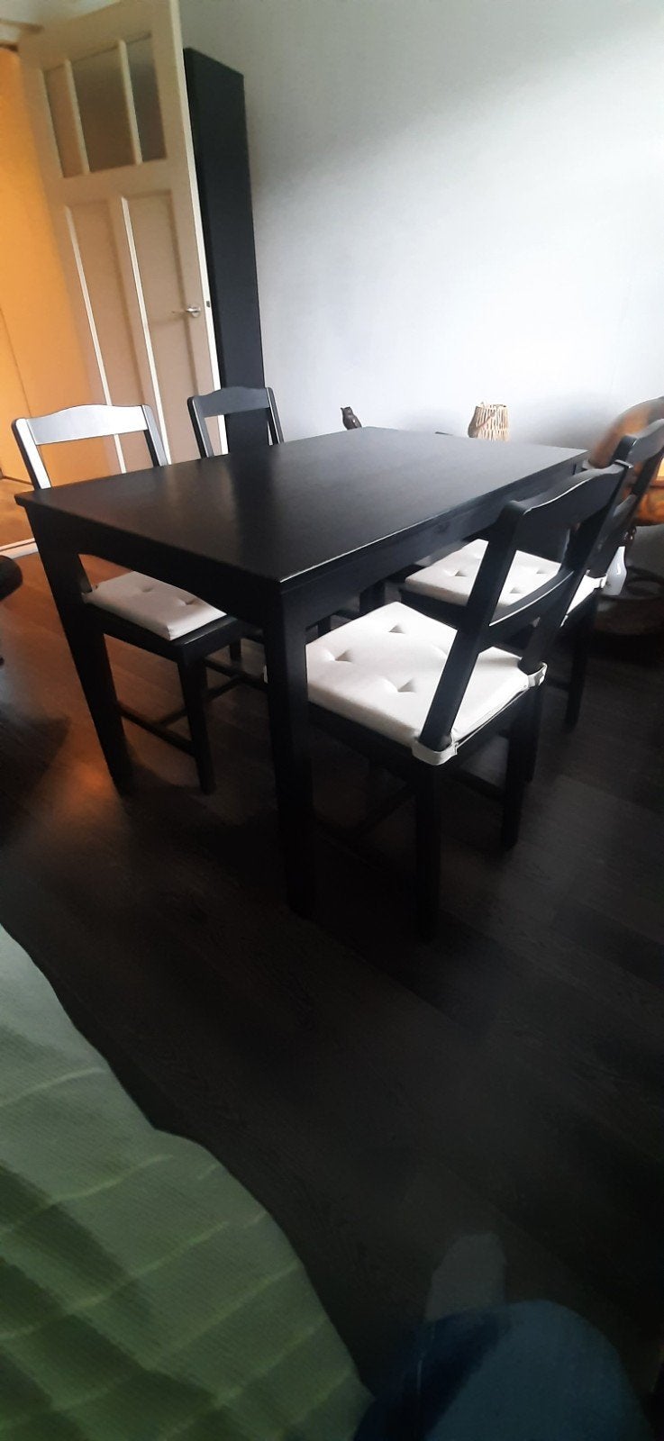 tafel met 4 stoelen, zwart gelazuur grenen, ikea, Huis en Inrichting, Ophalen, Gebruikt, Zwart, Vier