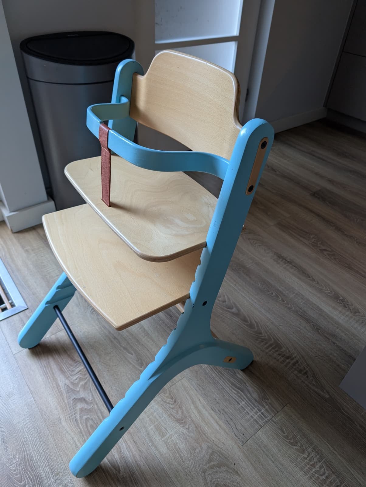 Dapper kinderstoel met tafelblad en stoelriem, Ophalen, Gebruikt, Meegroeistoel, Aanschuifbaar