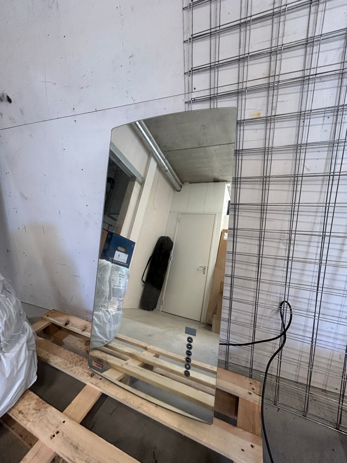Moderne Badkamerspiegel, verwaming, Bedieningspaneel front!, 100 tot 150 cm, Overige typen, Zo goed als nieuw, Minder dan 25 cm