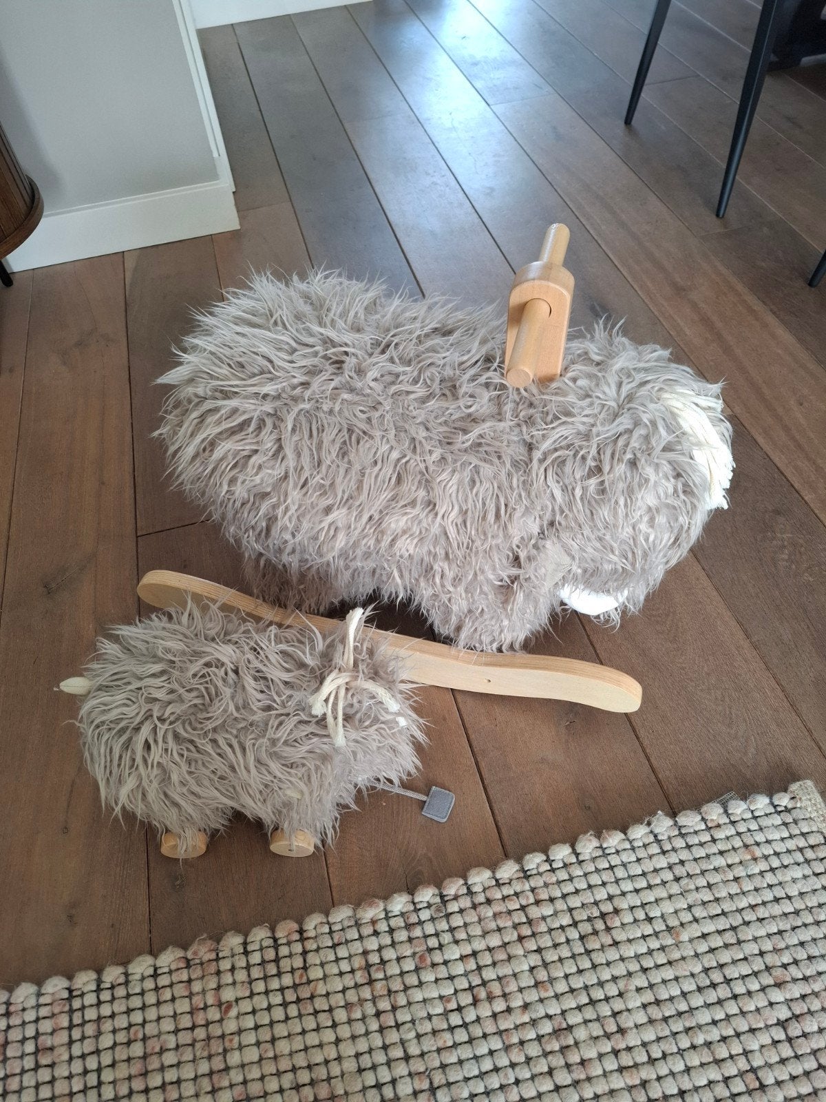 Schattige Schotse Hooglander hobbelpaard en trekdier, Ophalen of Verzenden, Zo goed als nieuw, Overige typen, Met wieltjes