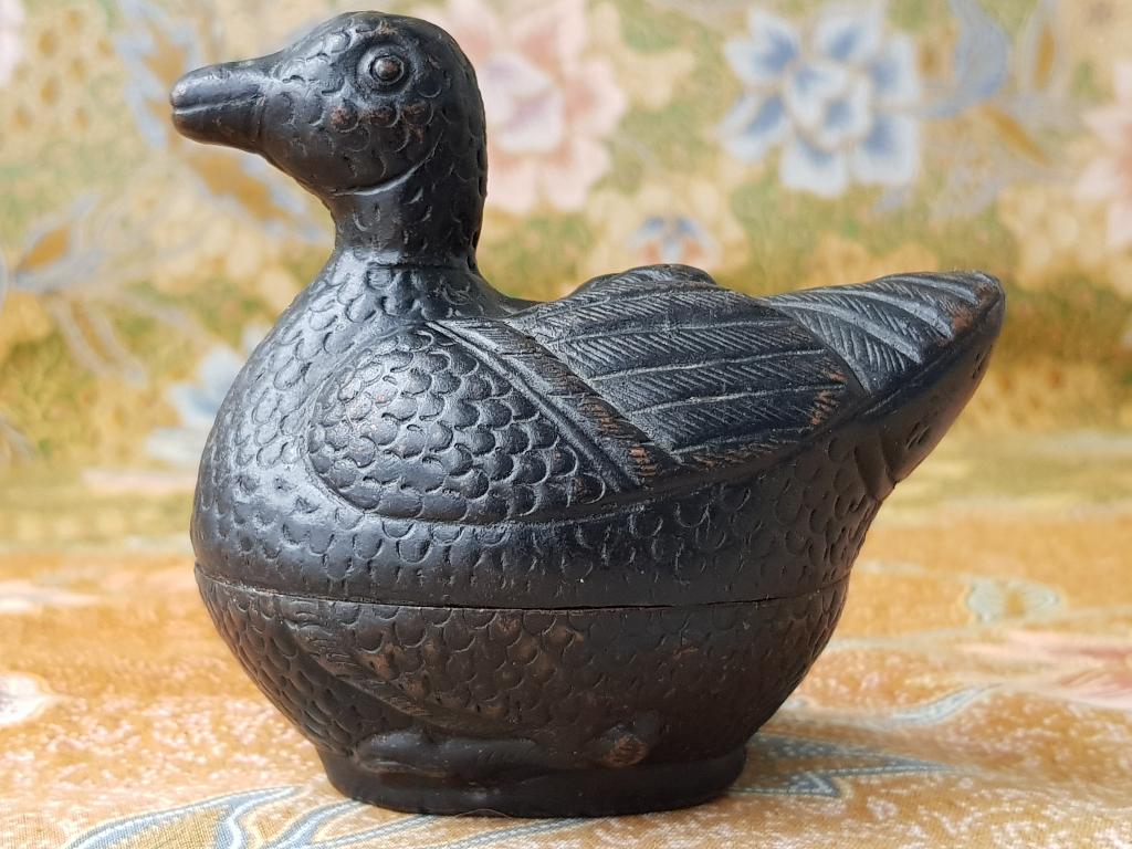 Mooie antieke medicijnhouder uit Tibet als een eend 9 cm.