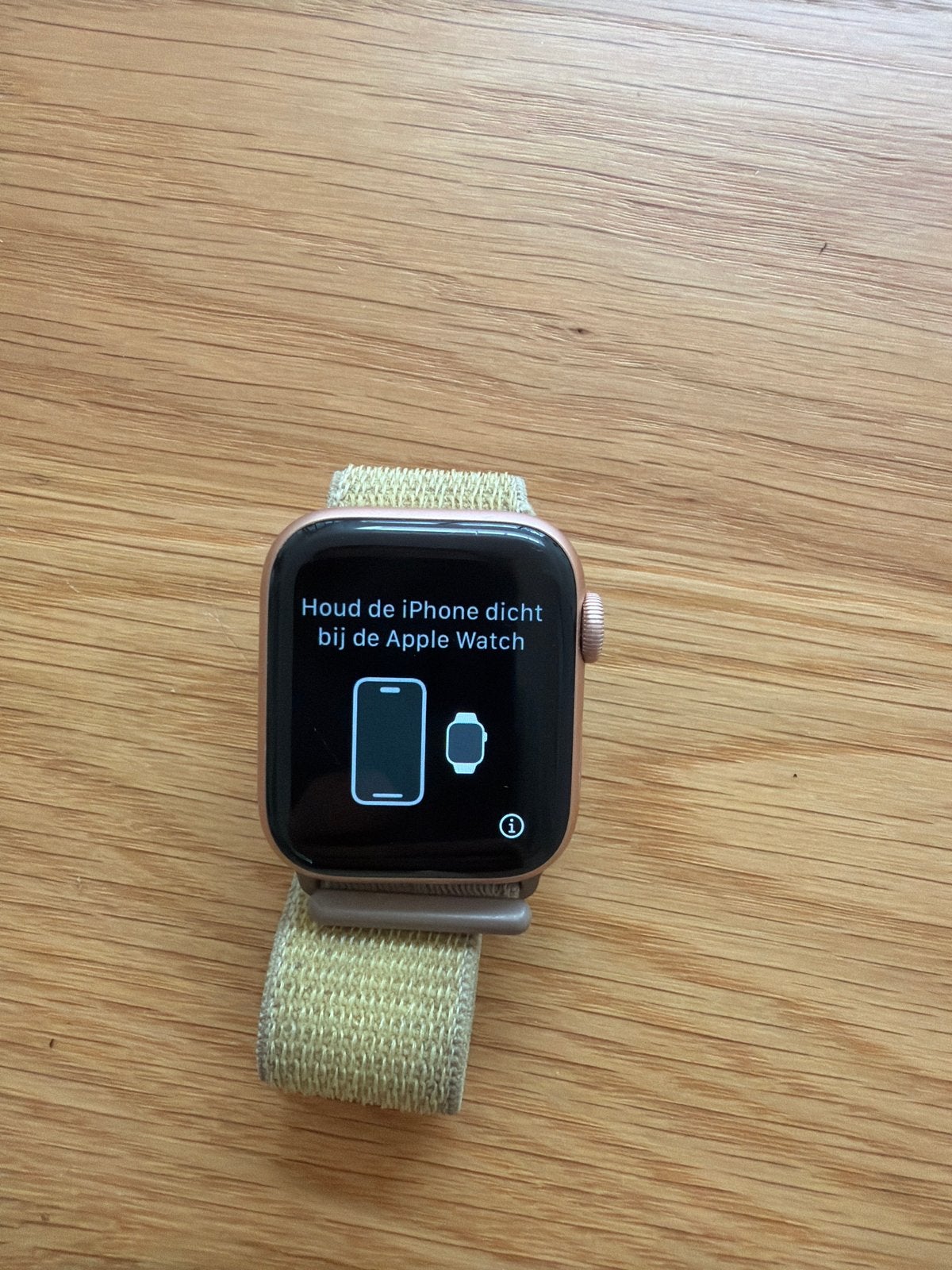 Apple Watch Series 5 40mm - Roségoud met lichte sporen, Sieraden, Tassen en Uiterlijk, Smartwatches, IOS, Ophalen of Verzenden
