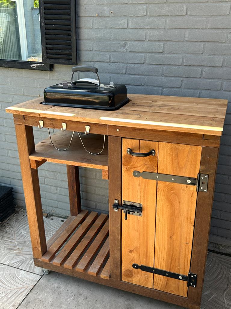 Buitenkeuken voor BBQ Weber To Go, Tuin en Terras, Ophalen, Zo goed als nieuw, Houtskool, Vrijstaand