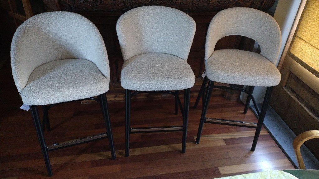 Mix set van 3 nieuwe Paul Rogers Bouclé design barstoelen, Ophalen, Met voetsteun, Nieuw, 90 cm of meer