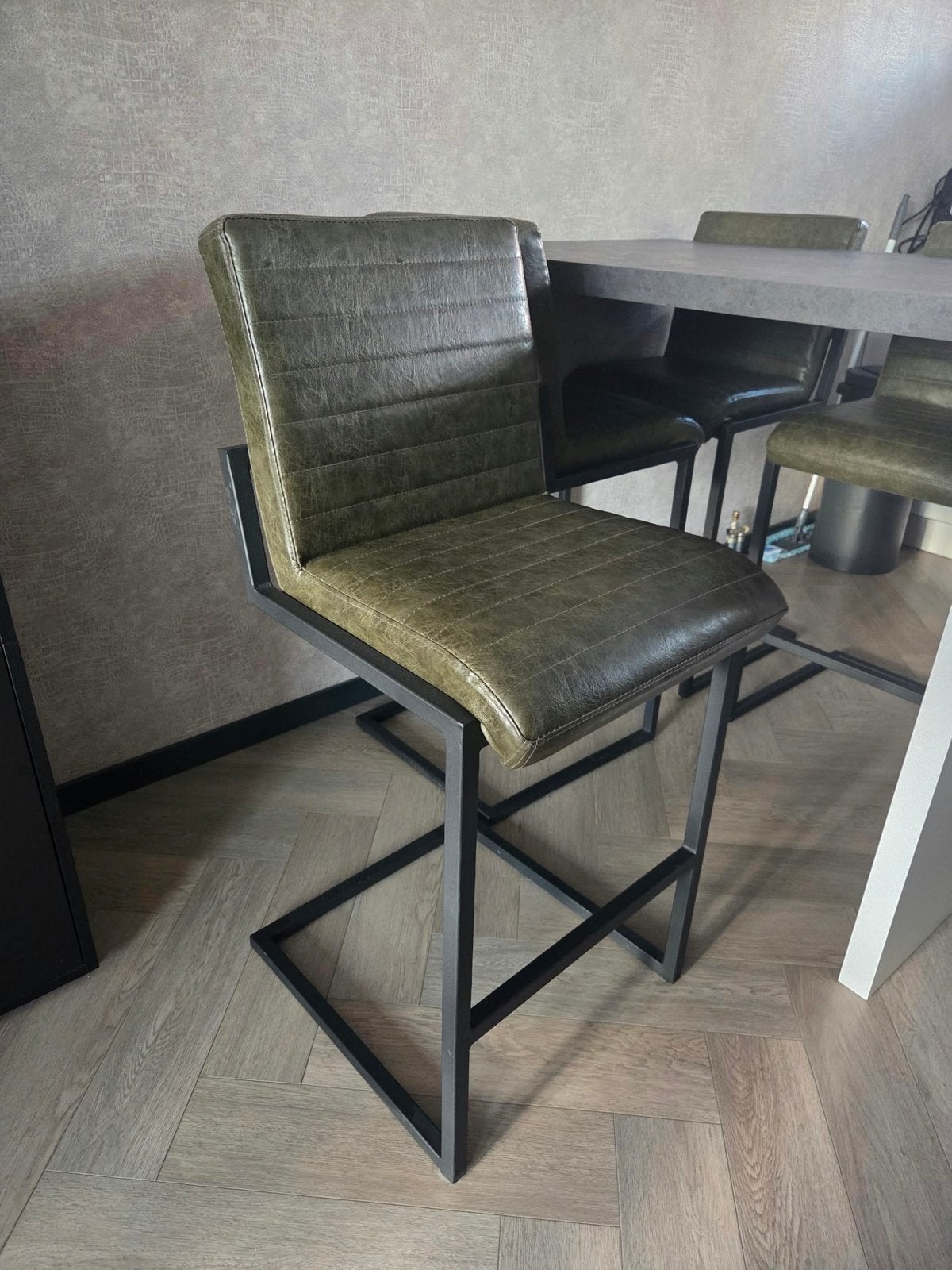 4 groene eco-leren barstoelen van Livin24, Ophalen, Met voetsteun, 60 tot 90 cm, Leer
