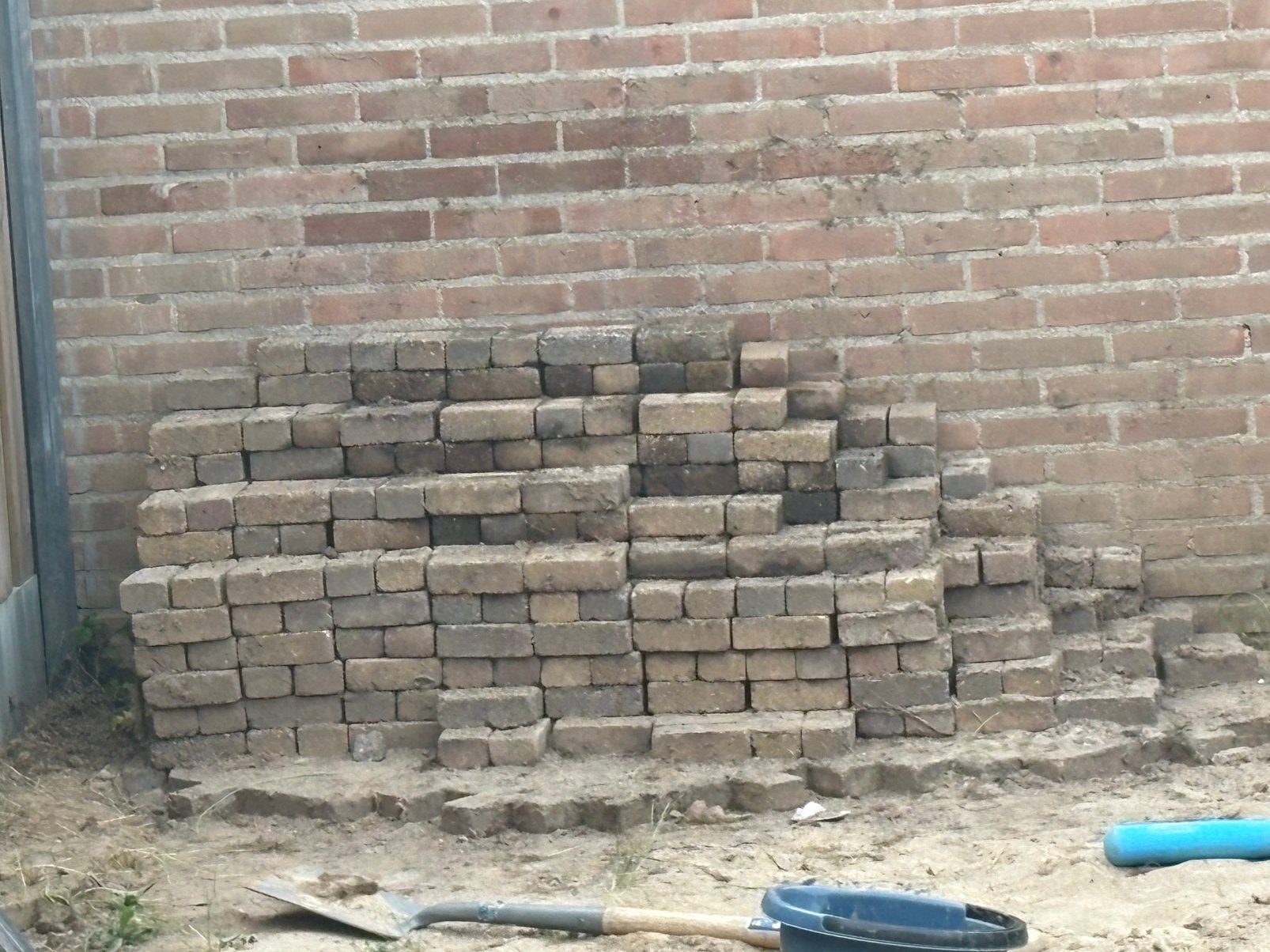 Gratis afhalen: Klinkers/waaltjes gesneden hoekjes, Tuin en Terras, Tegels en Klinkers, Ophalen, Gebruikt, Beton, Klinkers