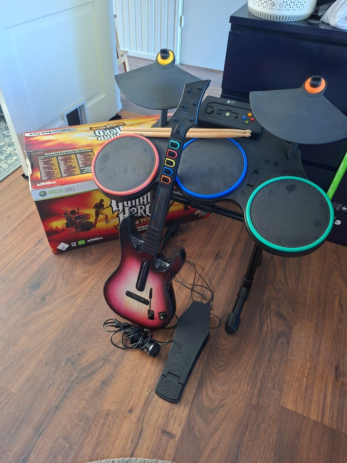 xbox 360 guitar hero world tour complete band pack, Muziek, Ophalen of Verzenden, Zo goed als nieuw, 3 spelers of meer