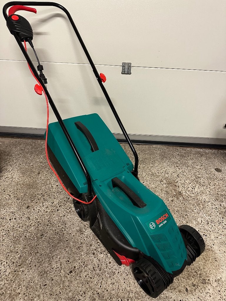Elektrische grasmaaier Bosch ARM 3200, Tuin en Terras, Grasmaaiers, Ophalen, Cirkelmaaier, Elektrische grasmaaier, Zo goed als nieuw