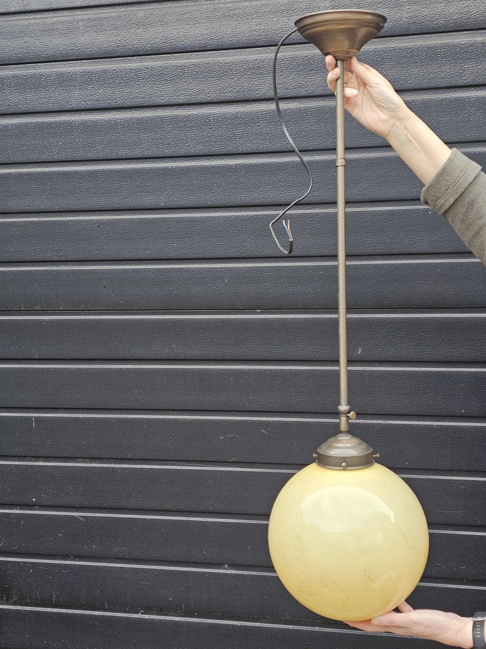 Vintage Art Deco Hanglamp met 2 Melkglazen Bollen, Huis en Inrichting, Ophalen, Gebruikt, E27 (groot), Glas