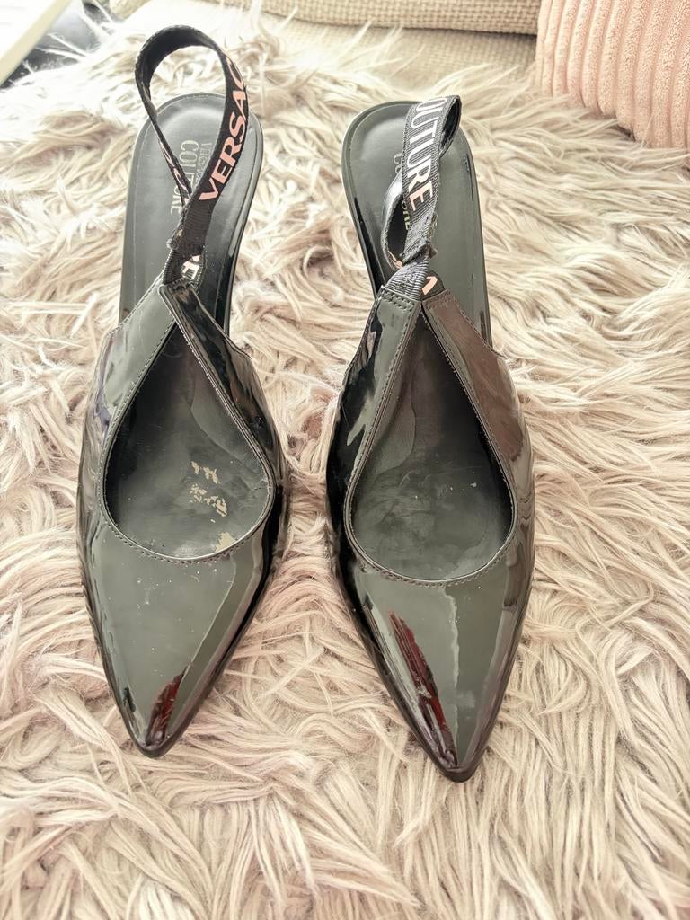 Versace Jeans Couture Slingback Pumps Zwart mt 40, Kleding | Dames, Schoenen, Ophalen of Verzenden, Gedragen, Zwart, Pumps