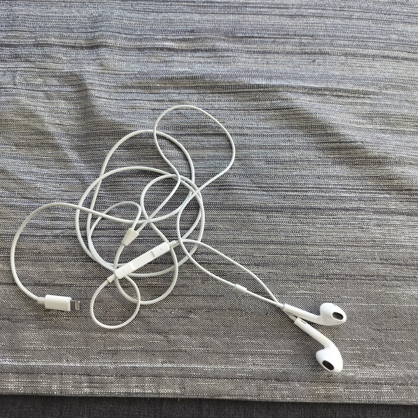 Apple earpods met lightning connector