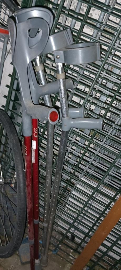 2 paar loop krukken in goede staat alleen was stoffig, Ophalen of Verzenden, Gebruikt