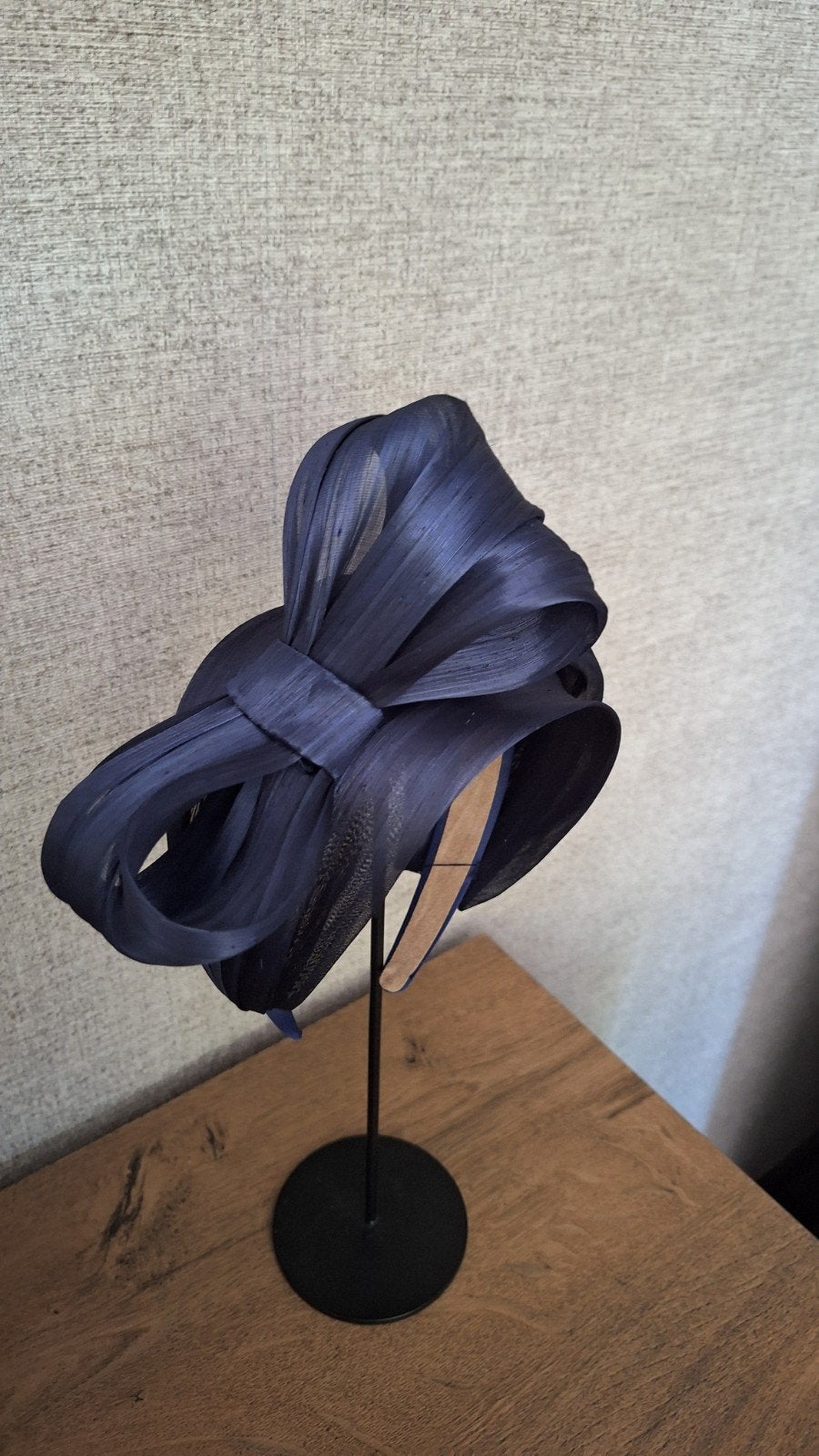 Donkerblauwe fascinator met strik, Ophalen of Verzenden, Nieuw, One size fits all, Hoed