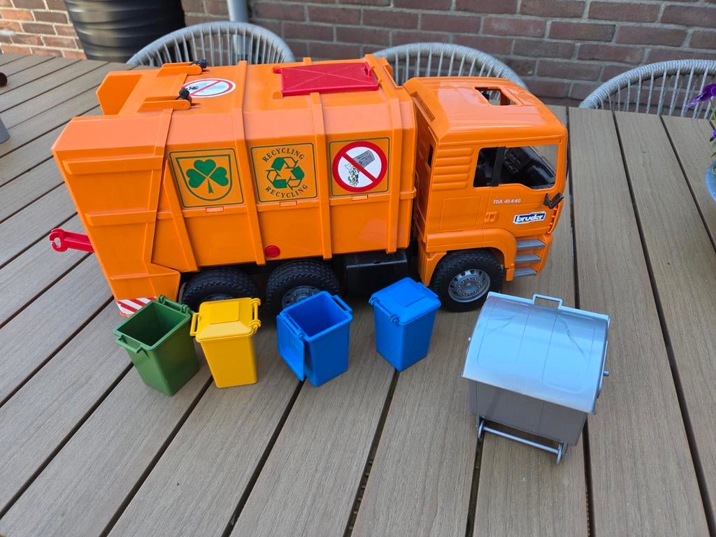 Bruder vuilniswagen met containers, Ophalen of Verzenden, Gebruikt