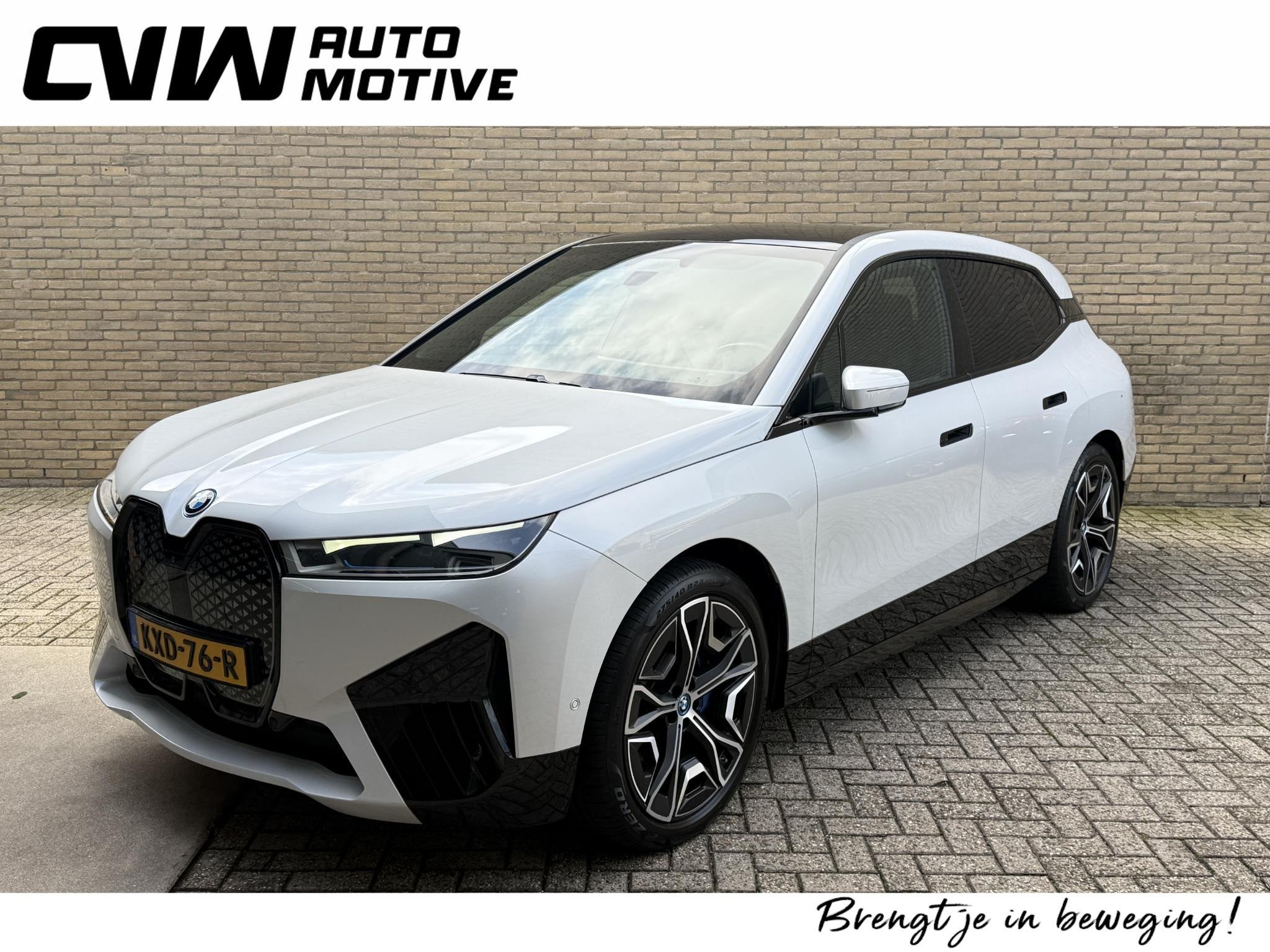 BMW iX xDrive40 Sportpakket 77kWh | SOH 98% | Sky Lounge | T, Automaat, Dealer onderhouden, Gebruikt, Zwart