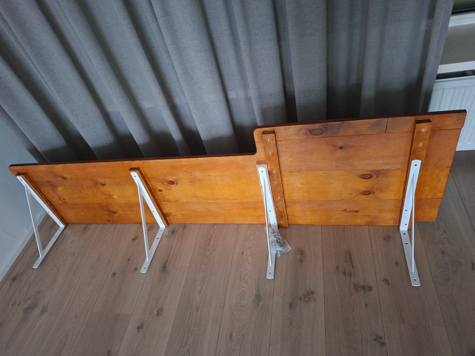 Houten bar met witte beugels, Ophalen, Zo goed als nieuw