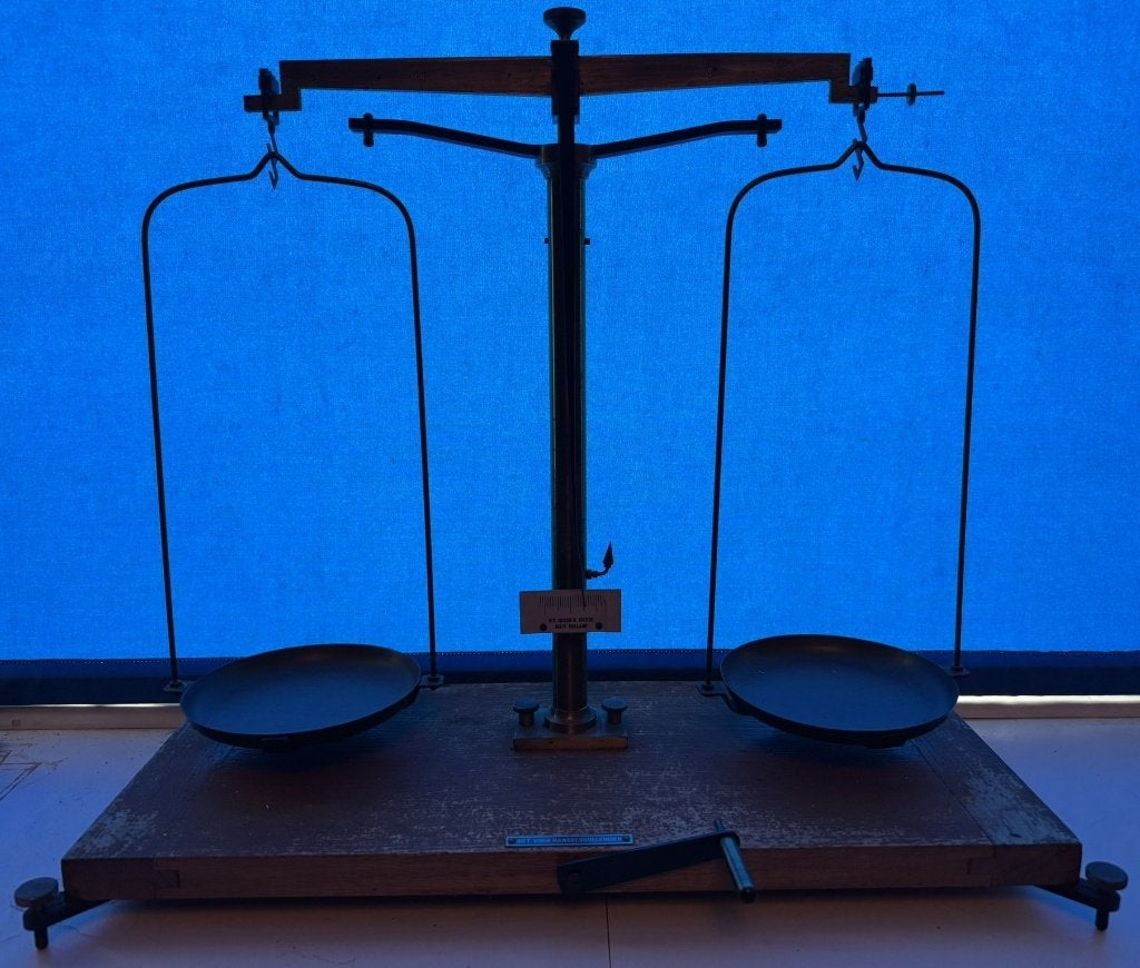 Vintage analytische balans + gewichten Julian Becker, Ophalen