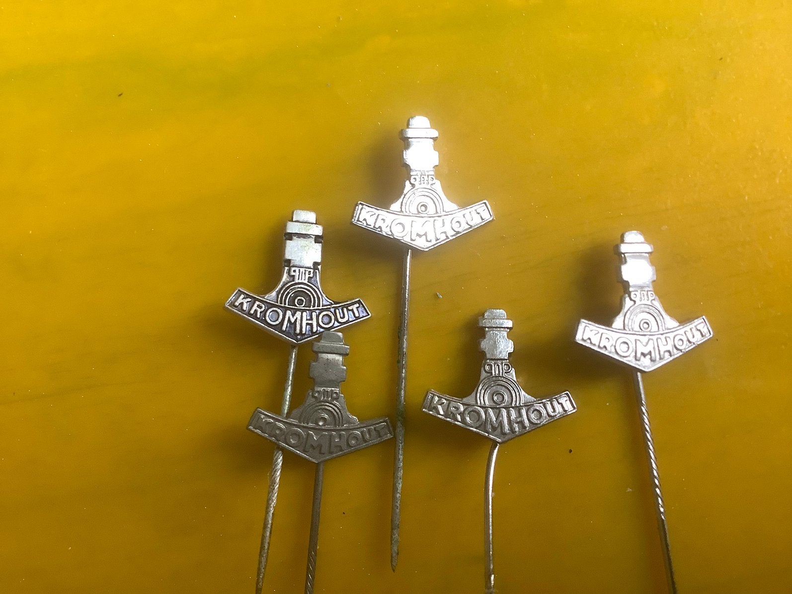 5x speldje Kromhout, Verzamelen, Ophalen of Verzenden, Gebruikt, Overige onderwerpen, Speldje of Pin